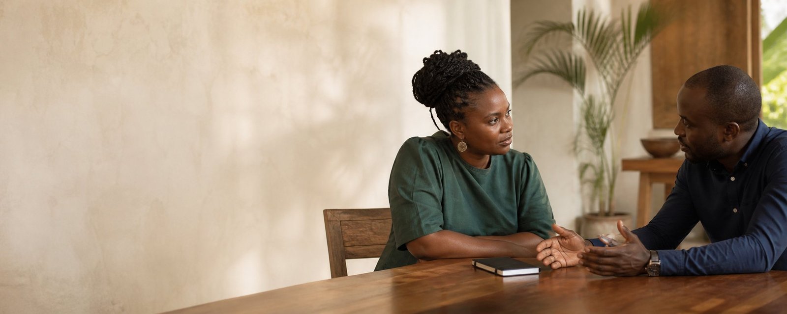 Une entrepreneure échange avec un conseiller au cours d’une séance de travail.